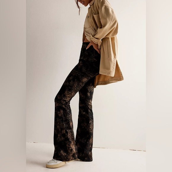 NWT Free people We The Free Black and Gold Jayde Printed Metallic Flare Jeans - Picture 4 of 15